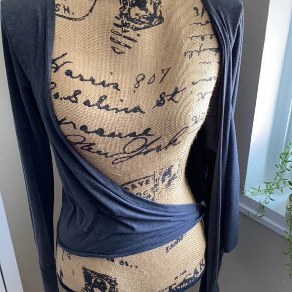 GAPfit  breathe wrap top - Picture 5 of 7